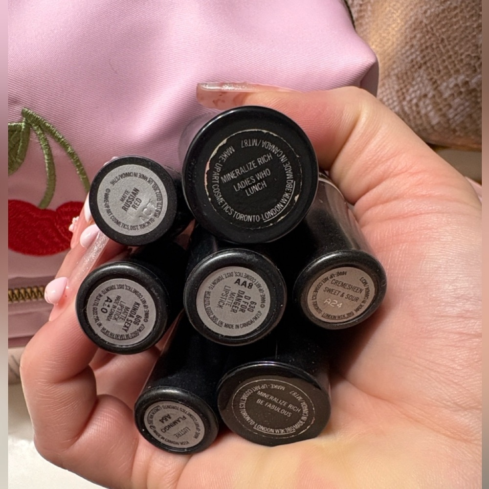 MAC Cosmetics - Picture 2 of 2